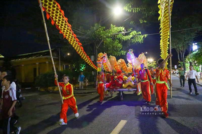 Đoàn rước bao gồm các đoàn lân, đoàn rồng, tứ linh (long, lân, quy, phụng), đèn lồng... diễu hành qua các con đường tại phố cổ Hội An. Lộ trình đoàn rước đi từ Công viên Hội An – đường Hoàng Diệu – đường Trần Phú – đường Hoàng Văn Thụ - đường Bạch Đằng – đường Lê Lợi – đường Phan Châu Trinh – đường Trần Hưng Đạo rồi quay lại Công viên Hội An.