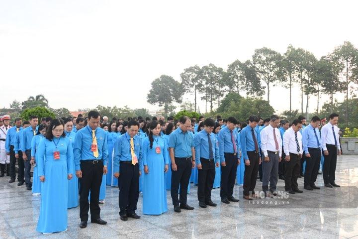 Đoàn đại biểu dự Đại hội Công đoàn tỉnh Tiền Giang cùng lãnh đạo Tổng LĐLĐ Việt Nam, lãnh đạo Tỉnh ủy, UBND tỉnh Tiền Giang mặc niệm để tưởng nhớ các anh hùng liệt sĩ. Ảnh: Thành Nhân