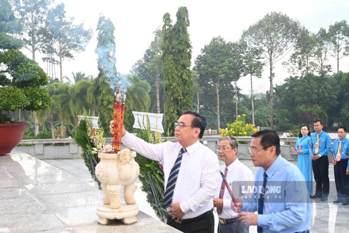 Lãnh đạo Tỉnh ủy Tiền Giang dâng hương thơm các anh hùng liệt sĩ. Ảnh: Thành Nhân