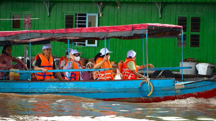 “Đến với điểm du lịch làng bè mùa nước nổi này sẽ có nhiều hoạt động và trải nghiệm thú vị như: đi ghe, chèo sup tham quan làng bè, mua sắm ở chợ nổi Châu Đốc, ghé làng Chăm Châu Phong tìm hiểu văn hoá và các ngành nghề truyền thống nơi đây,…”, chị Huyền gợi ý thêm.