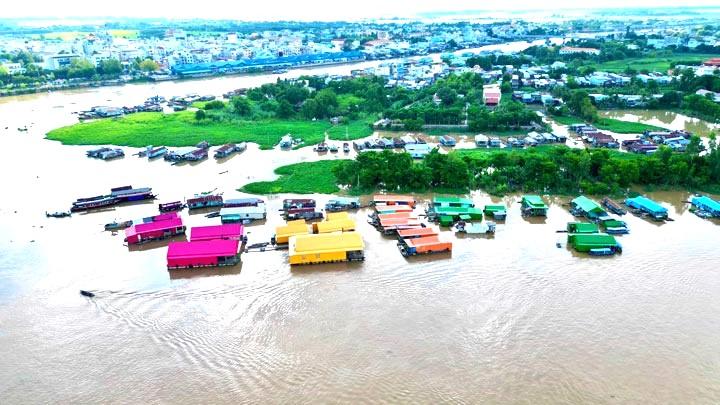 Theo ông Hiếu, trước đây làng bè cũ họ chỉ có hoạt động cho du khách xem cá ăn và bán quà lưu niệm, nhưng định hướng sắp tới sẽ triển khai thêm một số bè bán thức ăn, nước uống, tổ chức các hoạt động tập thể, có những tour, tuyến để du khách khi tới đây có không gian trải nghiệm trên bè, từng bước phát triển kinh tế của khu vực.