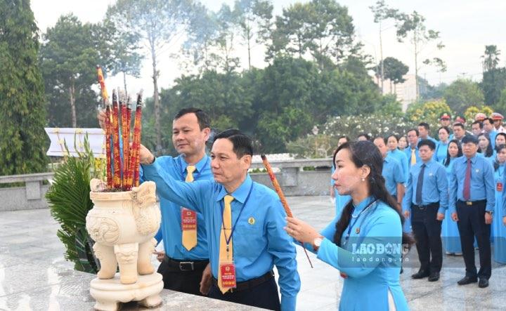 Lãnh đạo LĐLĐ tỉnh Tiền Giang dâng hương các anh hùng liệt sĩ. Ảnh: Thành Nhân