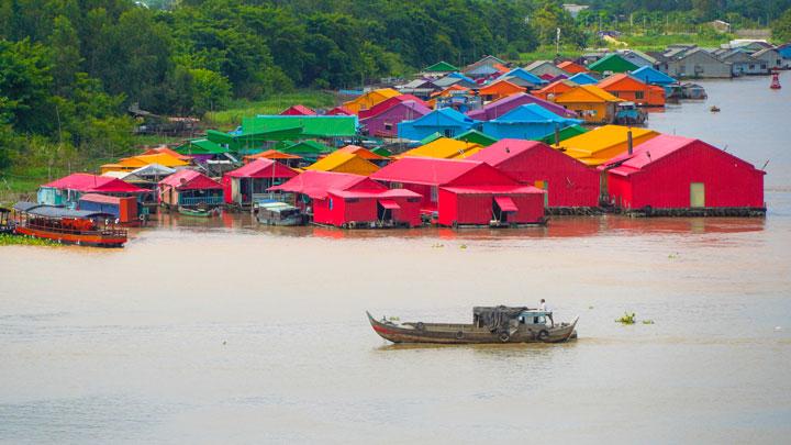 Chia sẻ với Lao Động, ông Lê Trung Hiếu – Giám đốc Trung tâm Xúc tiến Thương mại và Đầu tư An Giang cho biết, đây là dự án “Làng bè sắc màu ngã ba sông” với chiều dài hơn 1km, có tổng 161 nhà bè được sơn theo thứ tự các màu hồng, vàng, cam, lam, lục, tím; dự án do Trung tâm Xúc tiến Thương mại và Đầu tư An Giang làm chủ đầu tư.