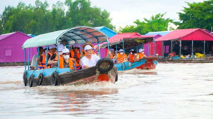 Tham quan tại làng bè, chị Nguyễn Thị Thanh Tuyền (du khách từ TP Hồ Chí Minh) chia sẻ, gần đây chị thấy hình ảnh của làng bè xuất hiện nhiều trên các trang mạng xã hội, trông màu sắc tươi tắn rất đẹp và lạ mắt nên chị đã đi một chuyến về đây để thưởng lãm và trải nghiệm cuộc sống của người dân làng bè.