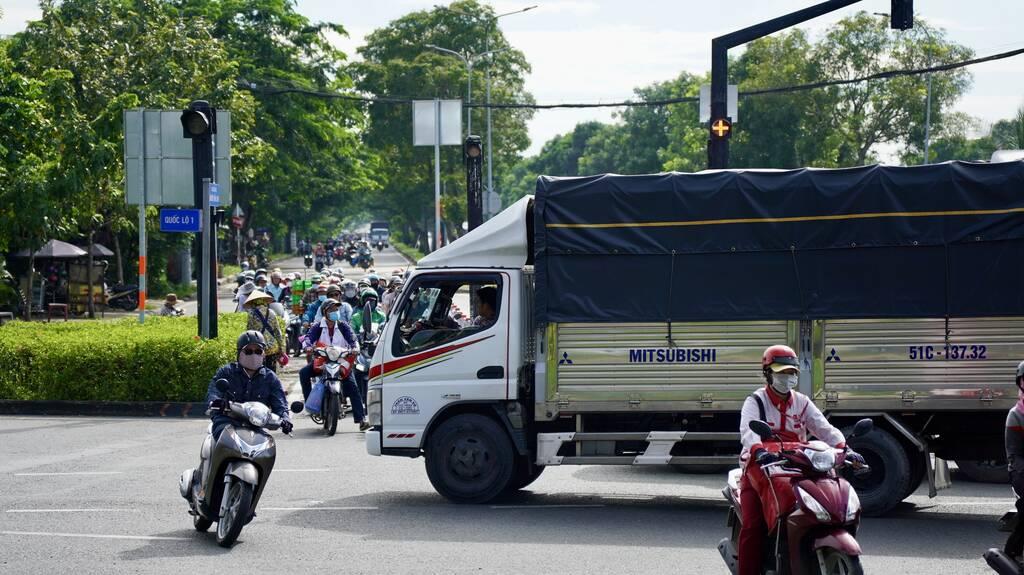 Anh Dương Anh Quốc, tài xế xe container cho hay, nhiều lần di chuyển trên tuyến đường này, dòng xe máy liên tục len lỏi vào các khoảng trống của xe lớn khiến tình trạng giao thông phức tạp hơn.  “Mật độ phương tiện di chuyển qua vòng xoay này rất đông đúc và càng hỗn loạn hơn khi nhiều người đi xe máy liên tục len lỏi vào các khoảng trống giữa xe lớn, có thể rơi vào điểm mù của xe lớn, gây nguy hiểm vô cùng” - anh Quốc nói.