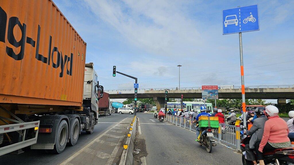 Điều này giúp giảm trộn dòng, xung đột các dòng xe gây ùn tắc, tai nạn. Ngoài ra trên tuyến đường Nguyễn Văn Linh, đoạn ngay vòng xoay đã bố trí thêm phần đường dành riêng cho xe máy và có lắp dải phân cách để phân chia phần đường dành cho ôtô.