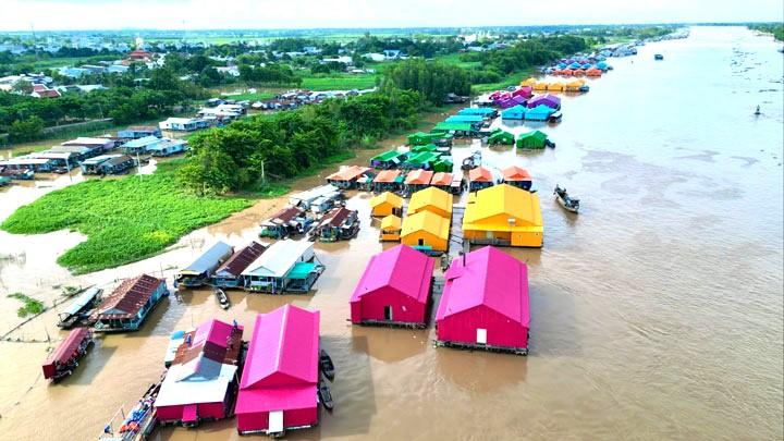 Làng bè rực rỡ sắc màu từ ngã ba sông Châu Đốc đến làng Chăm (huyện An Phú, tỉnh An Giang) hiện đang là điểm đến nổi bật, nhận được nhiều sự quan tâm của du khách khi đến với miền Tây trong thời gian gần đây.