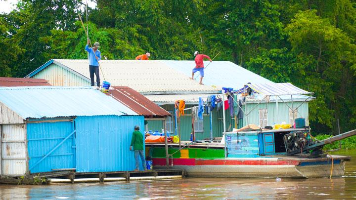 “Hiện nay, dự án làng bè mới chỉ sơn được hơn một nửa. Dù vẫn còn đang trong quá trình hoàn thiện nhưng đã có nhiều người dân và du khách tìm đến để tham quan, chụp ảnh”, ông Hiếu nói.