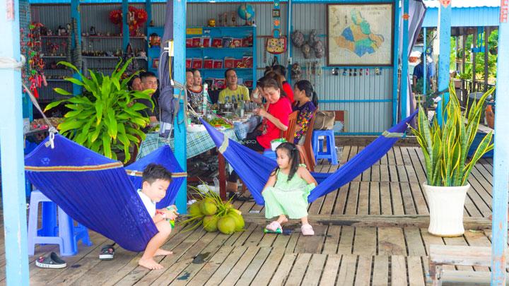 Anh Trung phấn khởi nói: “Sau một buổi tham quan tôi đã chụp được rất nhiều bức hình đẹp tại làng bè. Tôi nhận thấy đây là một mô hình mới, đặc sắc và rất ấn tượng tại miền Tây. Tuy nhiên, do còn mới nên chưa có nhiều dịch vụ, tôi hy vọng thời gian tới làng bè sẽ mở rộng thêm nhiều hoạt động về tour, tuyến,… để du khách có thể trải nghiệm, khám phá được nhiều hơn nữa”.