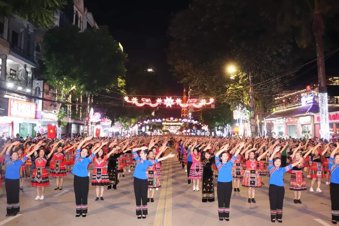 Điều đặc biệt ở màn đồng diễn mang tầm quy mô lớn về số lượng người tham gia, tất cả đều mặc trang phục các dân tộc truyền thống trên địa bàn. Ảnh: Vũ Tiệp.