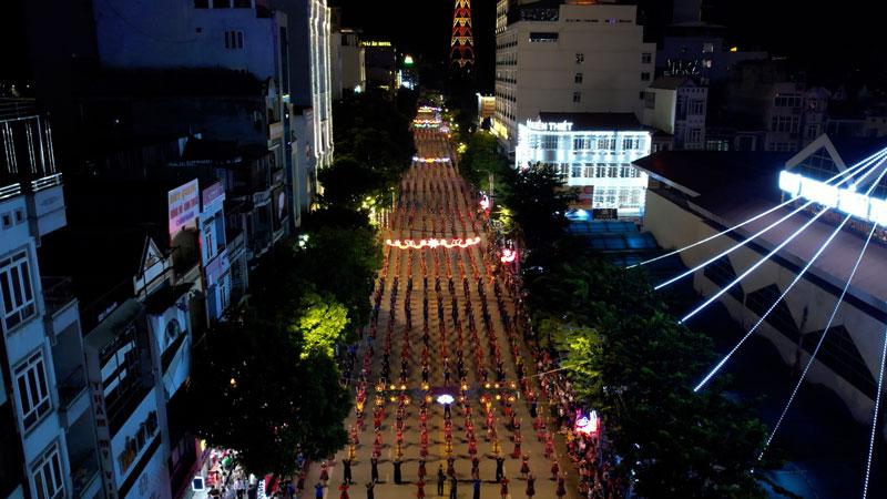 Ông Nông Văn Quang (trú TP Cao Bằng) chia sẻ: “Mấy năm nay do ảnh hưởng của COVID-19 nên các hoạt động đông người như này rất ít khi được tổ chức. Dịp này người dân Cao Bằng rất phấn khởi khi có tới mấy niềm vui, công viên địa chất được UNESCO công nhận, khai mạc tuần văn hoá và cả màn đồng diễn hoành tráng này nữa“.