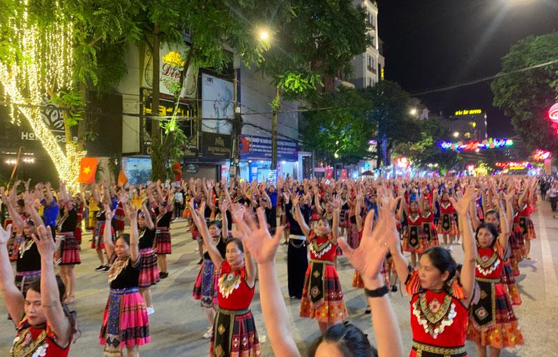 Những người dân tham gia màn đồng diễn đều thể hiện niềm vui và sự đón chờ. Ảnh: Tân Văn.