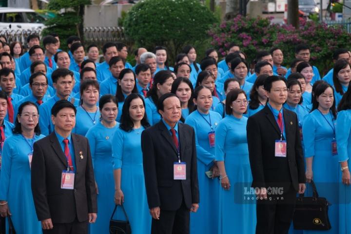 Chủ tịch LĐLĐ tỉnh Bạc Liêu Nguyễn Văn Khanh (đứng giữa) làm trưởng đoàn đến viếng Đài tưởng niệm các anh hùng liệt sĩ tại Quảng trường Hùng Vương. Ảnh: Phong Linh