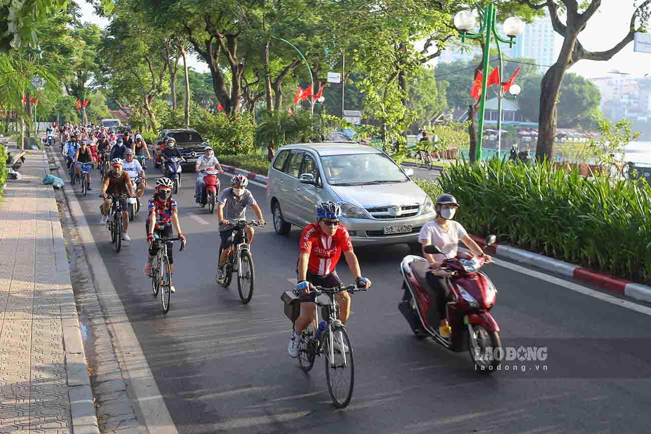 Trời càng sáng, lưu lượng xe cộ đông thì người đạp xe cũng giảm dần.