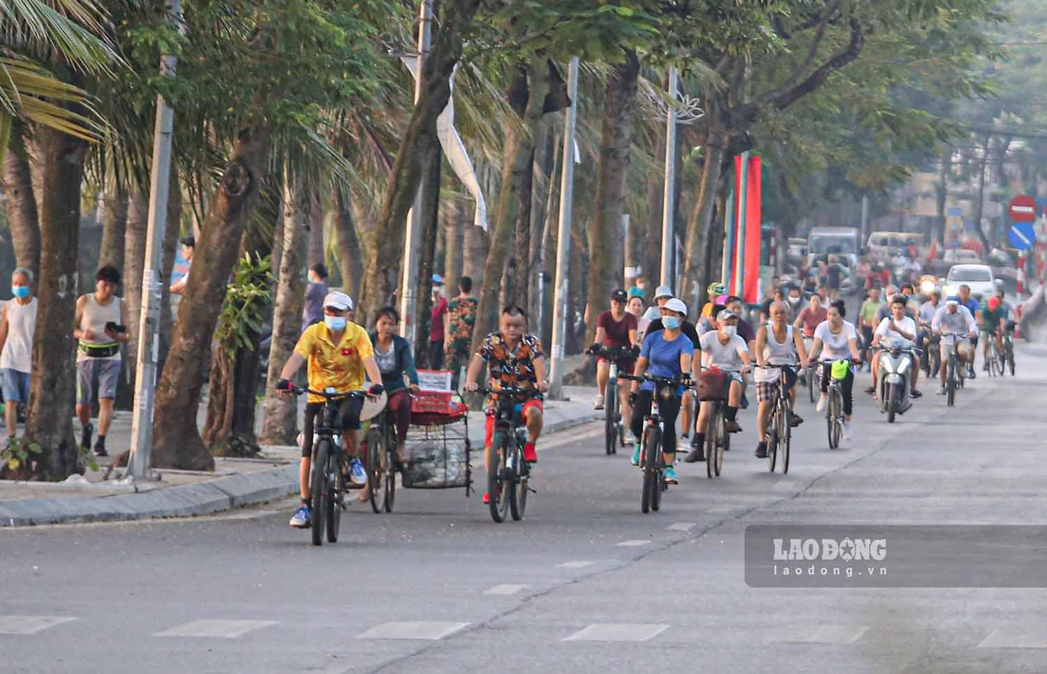 “Tôi thường đạp xe từ khoảng 5h đến 6h30 sáng, lúc này đường còn vắng, mình có chỗ để đạp. Chứ sau 6 rưỡi xe cộ đông đúc, đạp cũng khó khăn.” - anh Nguyễn Anh Sơn (Ba Đình, Hà Nội) cho hay.