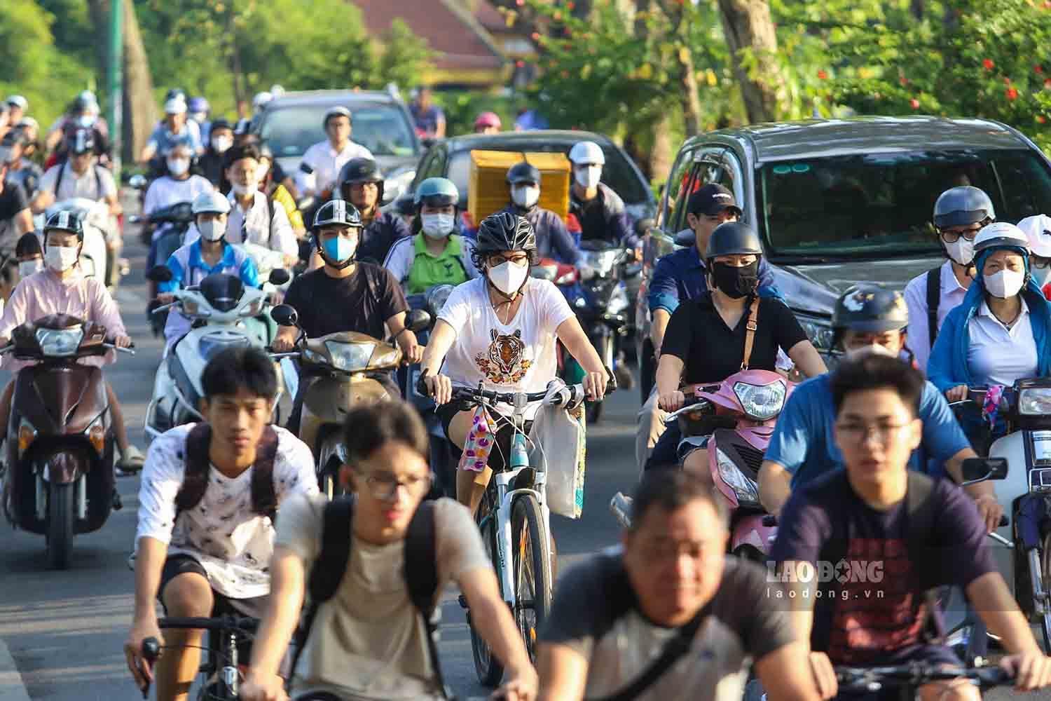 “Người ta đạp khung giờ sớm chủ yếu là tập thể dục, lúc đó thoáng. Còn từ 7h trở đi ít người đạp lắm, phần vì đường đông, phần vì nắng nóng. Giờ nhìn ngoài đường ở Hà Nội có mấy người đạp xe đi làm đâu.” - Anh Phúc Tuấn (Đống Đa, Hà Nội) cho hay.