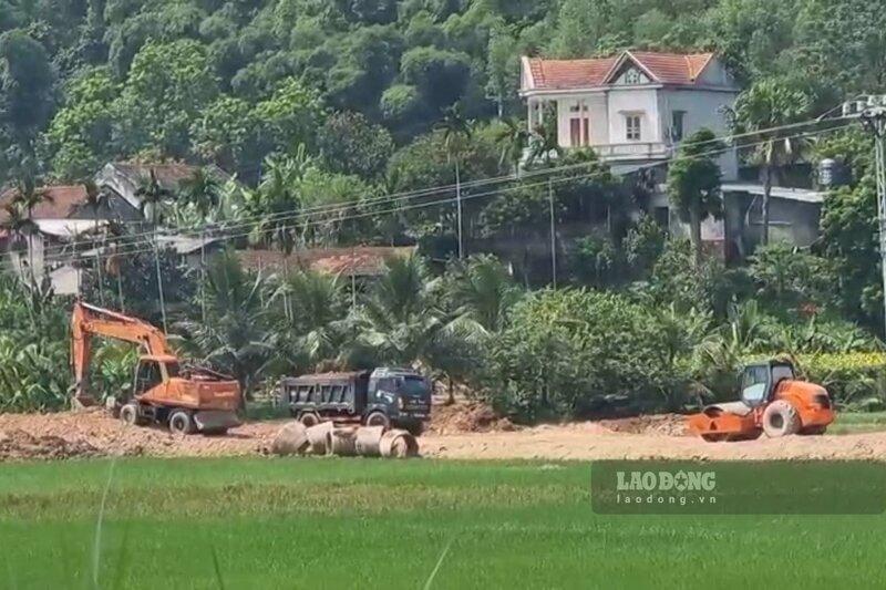 Đáng nói hơn, đây không phải là lần đầu tiên dự án trị giá 164 tỉ đồng này sử dụng nguồn đất được khai thác trái phép để thi công công trình.