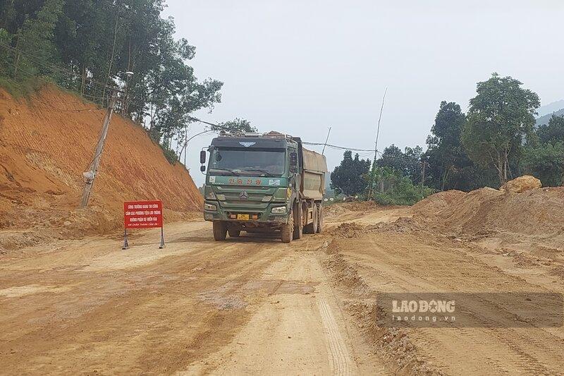 Về việc này, theo ông Hà Mạnh Tưởng: “UBND xã đã lập biên bản, yêu cầu dừng hoạt động. Tuy nhiên, sau đó những người này (những người khai thác và vận chuyển đất vào dự án) vẫn ngoan cố thực hiện hành vi trái phép“.