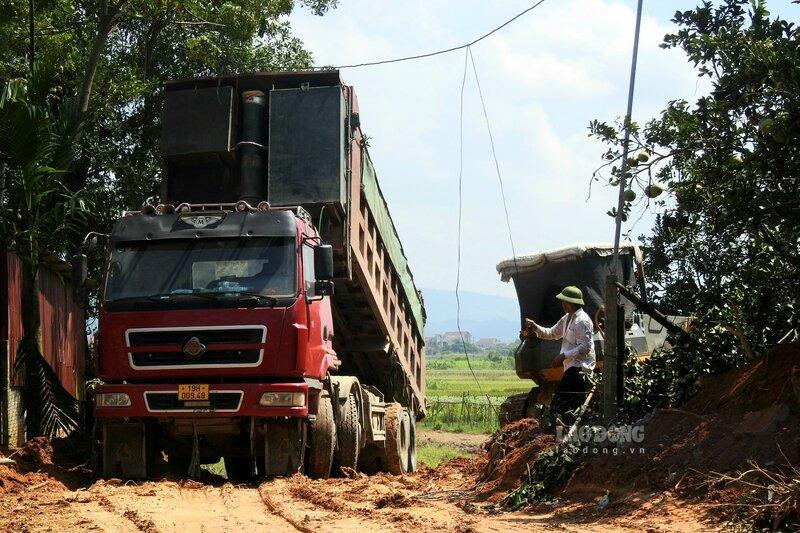 Trao đổi với phóng viên Báo Lao Động, ông Hà Mạnh Tưởng - Chủ tịch UBND xã Tinh Nhuệ cho biết, từ khi dự án Cải tạo, nâng cấp đường giao thông kết nối Quốc lộ 32 với Quốc lộ 70B của tỉnh Phú Thọ đi Hòa Bình được khởi công, trên địa bàn xã chỉ có duy nhất 1 điểm san hạ cốt nền được các cấp có thẩm quyền cho phép tại xóm Mới, xã Tinh Nhuệ.