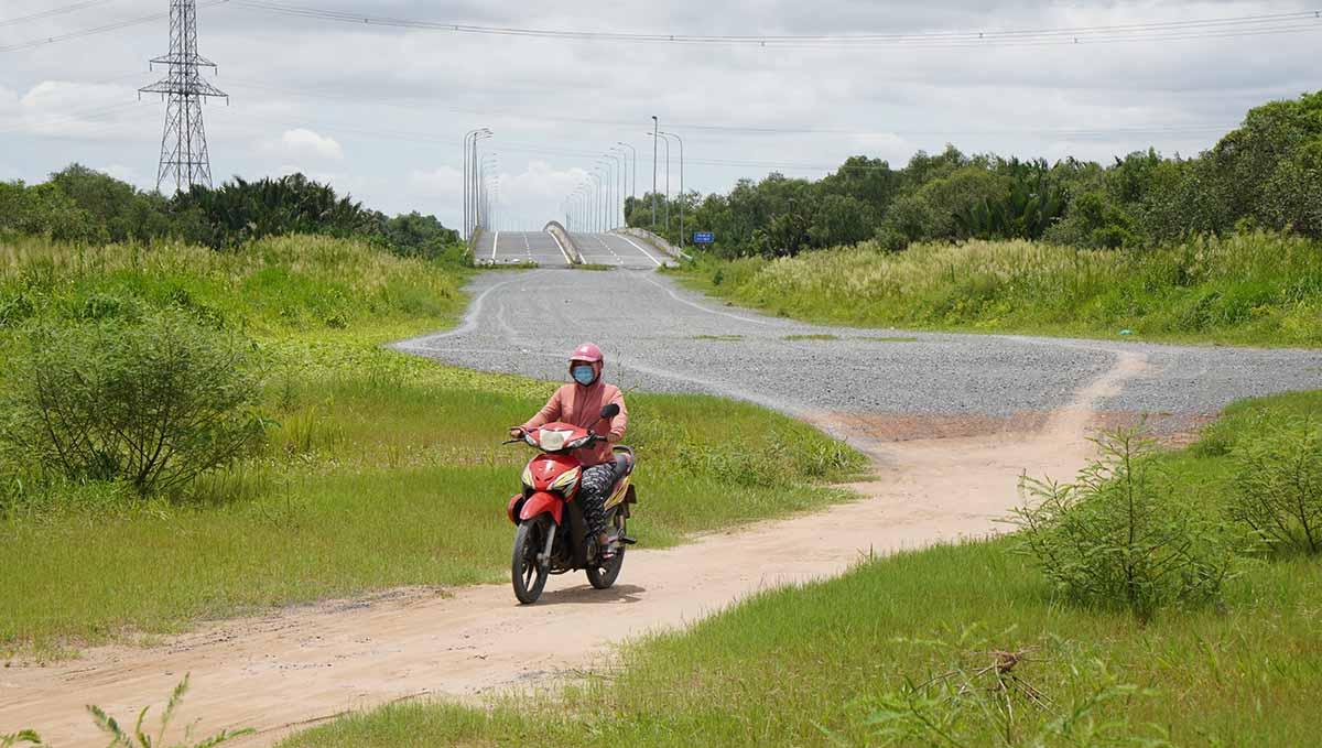 Cao tốc lớn nhất miền Nam dự kiến hoàn thành năm 2019, song ba năm qua phải dừng thi công do khó khăn về nguồn vốn, chính sách. Nhà đầu tư sau đó xin lùi thời gian hoàn thành dự án đến năm 2023 và mới đây nhất là quý 3.2025. Hiện nay, 4 gói thầu đã cơ bản hoàn thành, 3 gói thầu đang xây dựng.