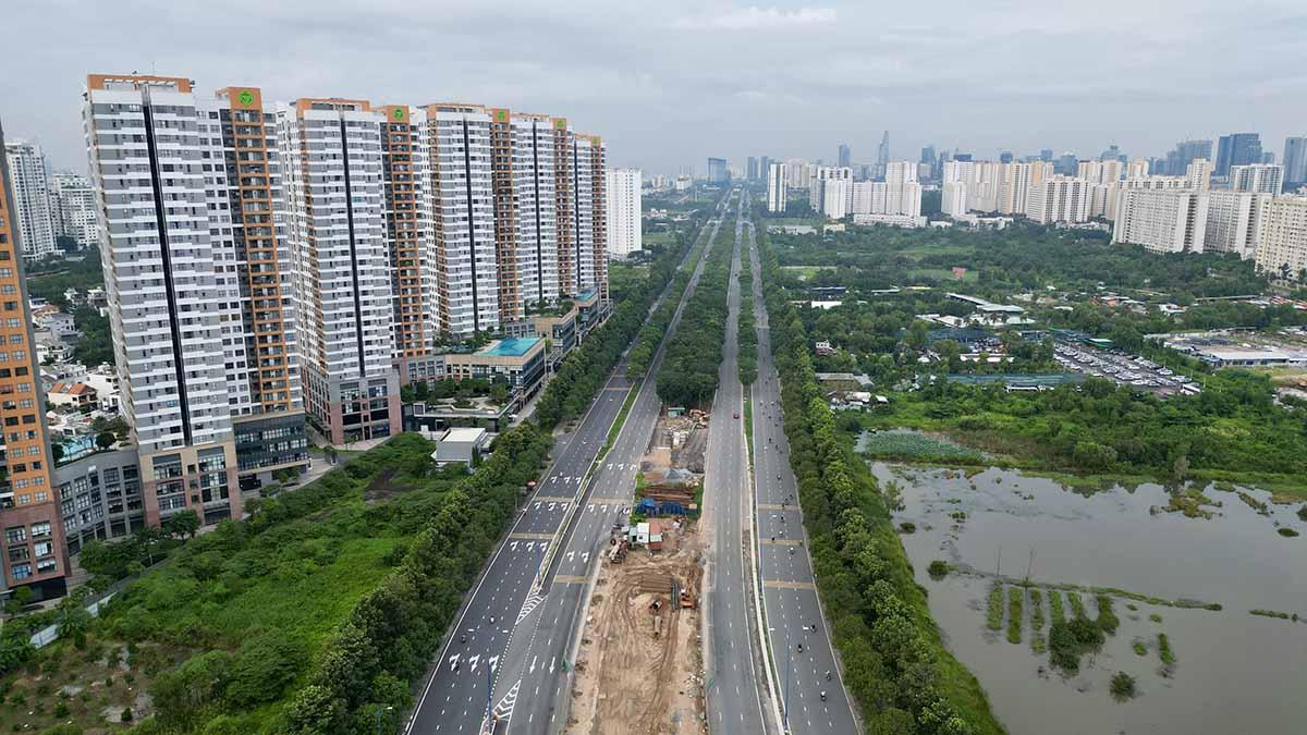 Tuy nhiên, các dự án trong khu vực ga Thủ Thiêm tiến độ đều chậm, chủ yếu mới ở bước lập báo cáo nghiên cứu tiền khả thi, chưa đủ cơ sở để tổ chức lập đồ án quy hoạch chi tiết xây dựng tỉ lệ 1/500 khu vực nhà ga Thủ Thiêm. Trong khi quy hoạch chi tiết 1/500 khu vực ga đầu mỗi Thủ Thiêm do Bộ GTVT chủ trì nghiên cứu nhưng đến nay vẫn chưa triển khai.