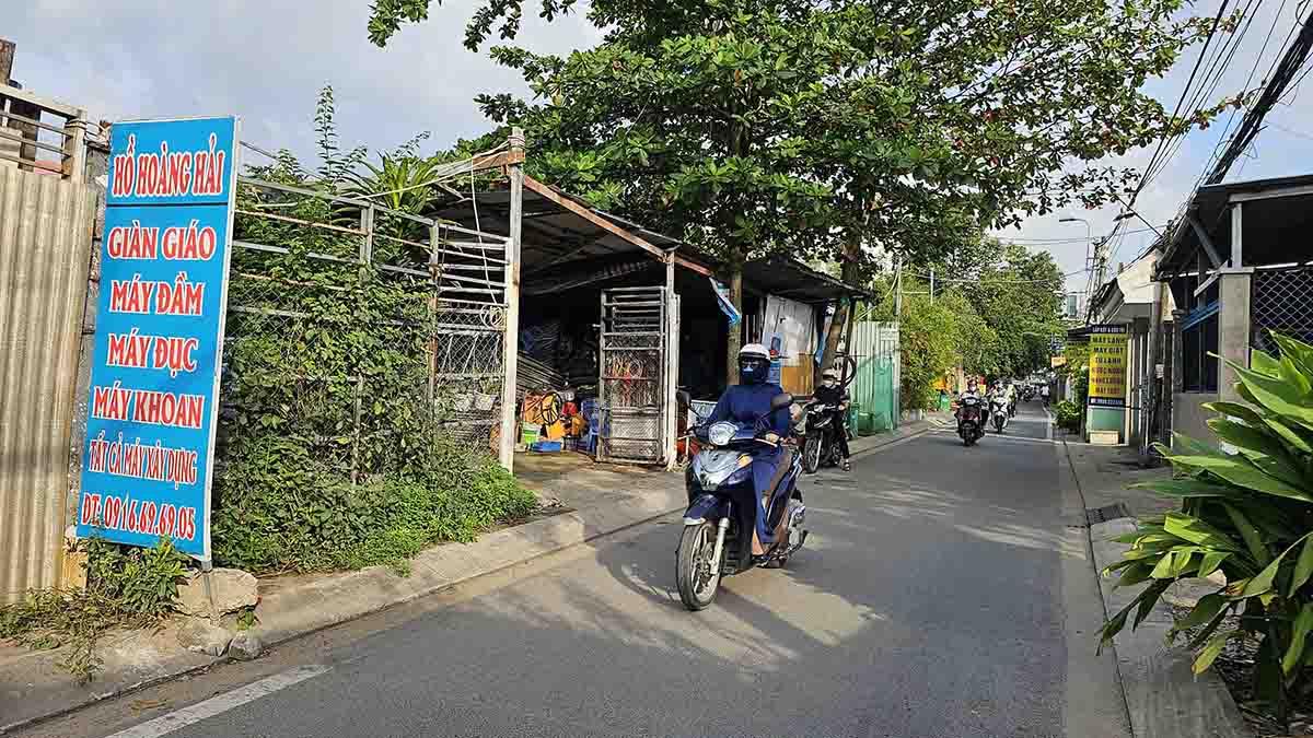 Trong đó, Sở thống nhất ga Thủ Thiêm (tại phường An Phú, Quận 2) là ga đầu mối đường sắt, xây dựng mới khổ 1.435 mm, đón trả khách tàu Bắc Nam; đầu mối trung chuyển khách từ đường sắt sang các phương tiện công cộng khác. Bộ GTVT cần lập quy hoạch nhà ga Thủ Thiêm là một trong những ga đường sắt trung tâm của thành phố cho cả đường sắt tốc độ cao trên trục Bắc Nam và đường sắt Thủ Thiêm - Long Thành, kết nối đồng bộ tuyến đường sắt đô thị số 2 TP HCM (giai đoạn 2, đoạn Bến Thành - Thủ Thiêm)...