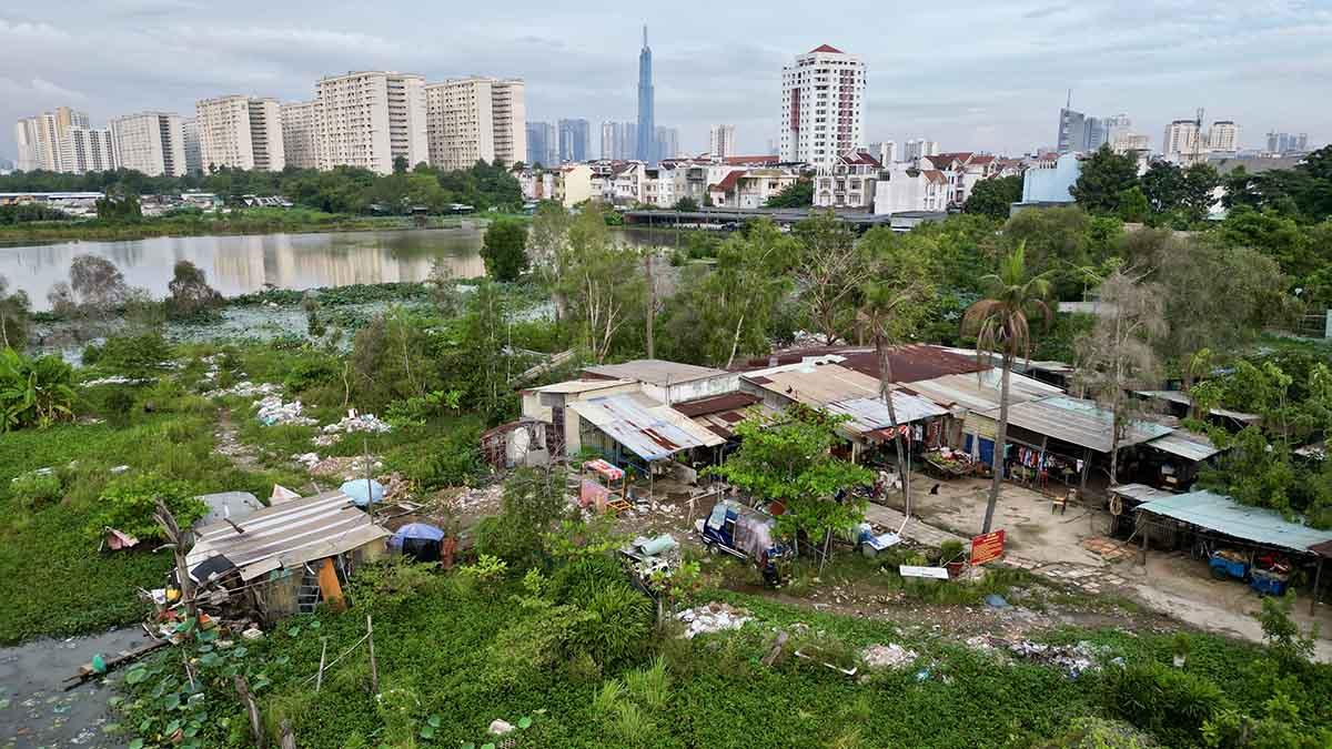 Về phát triển đô thị, dự án ga đường sắt này lọt thỏm giữa vùng lõi khu đô thị Thủ Thiêm, xung quanh được bao bọc bởi nhiều khu đô thị với những tòa chung cư, khu căn hộ.