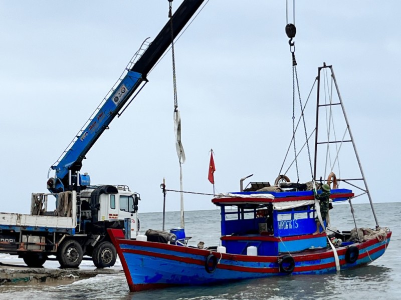 Quảng Ninh: Bắt 7 tàu khai thác thủy sản trái phép trên vùng biển Móng Cái