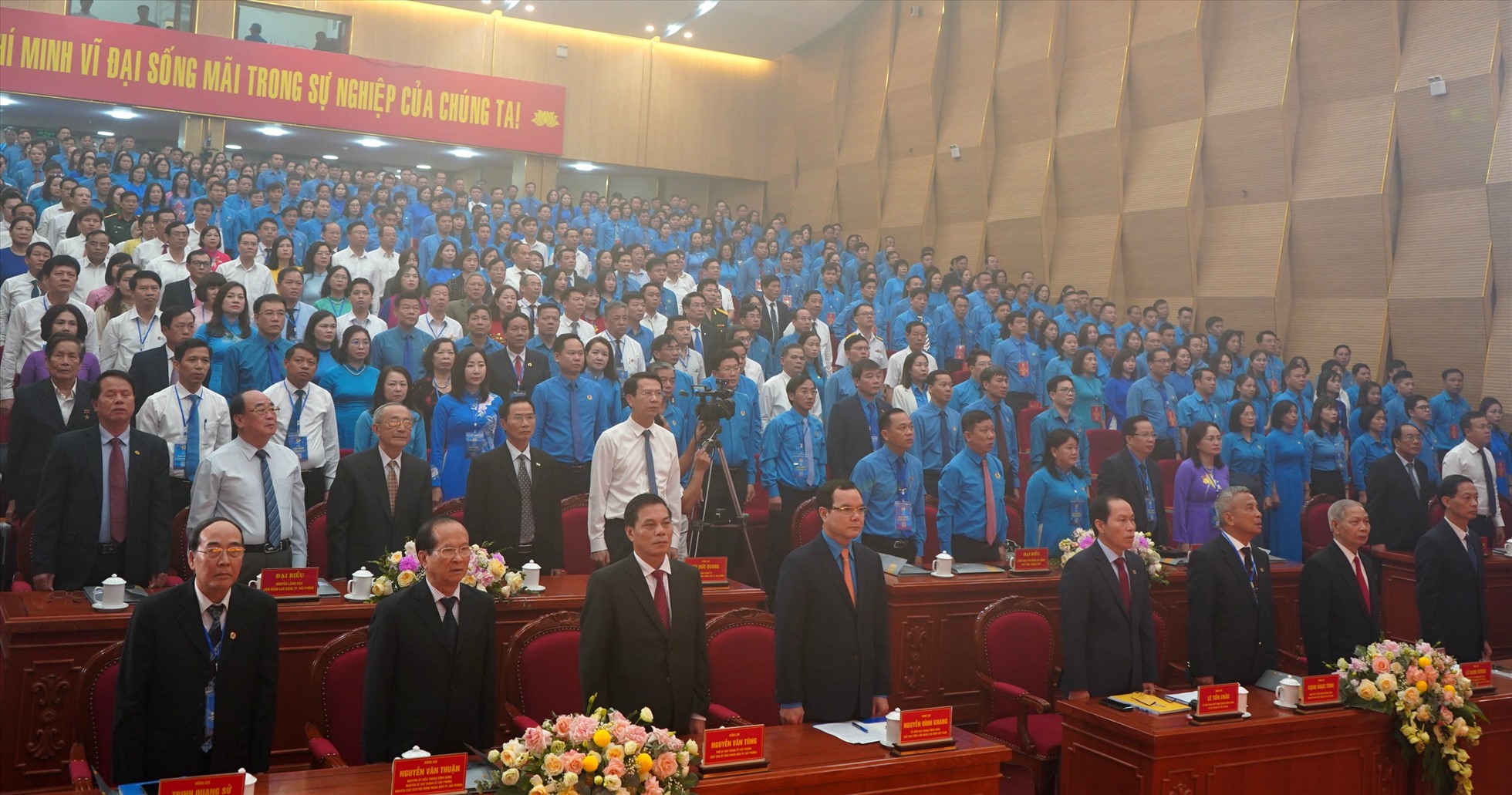 Đồng chí Nguyễn Đình Khang - Ủy viên Ban chấp hành Trung ương Đảng, Chủ tịch Tổng Liên đoàn lao động Việt Nam (LĐLĐVN), Lê Tiến Châu - Ủy viên Ban chấp hành Trung ương Đảng, Bí thư Thành ủy Hải Phòng cùng các đại biểu dự khai mạc Đại hội Công đoàn TP.Hải Phòng. Ảnh: Mai Dung