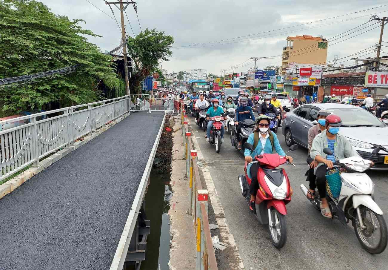 Hiện một cầu tạm bằng sắt cho xe máy lưu thông đang được làm song song với cầu Ông Dầu. Cầu rộng khoảng 2 m, dài hơn 20 m, dành cho xe máy lưu thông theo chiều từ ngã tư Bình Phước hướng vào trung tâm TPHCM.  Dự kiến cầu sẽ hoàn thành cho xe máy lưu thông trong vài ngày tới, giúp giảm tải cho cầu Ông Dầu.