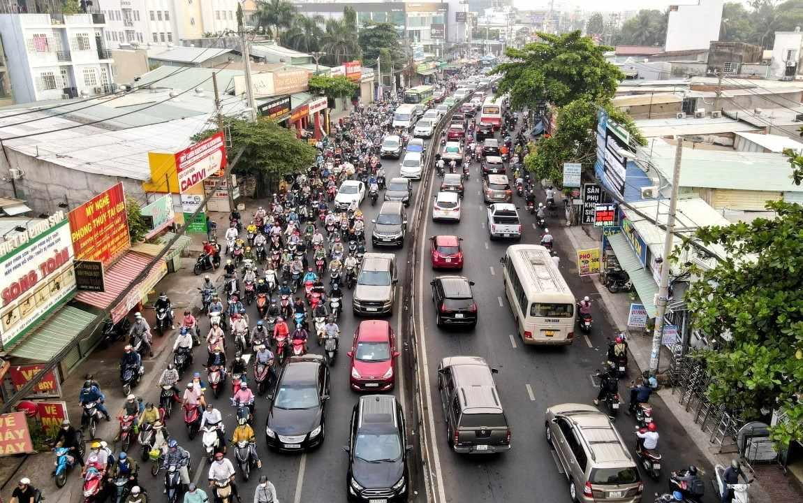 Theo đó, Quốc lộ 13 (từ cầu Bình Triệu đến giáp ranh tỉnh Bình Dương) dài 5,9 km được mở rộng lên 53-60 m, tổng kinh phí gần 10.000 tỉ đồng, thực hiện trong giai đoạn 2023-2030.