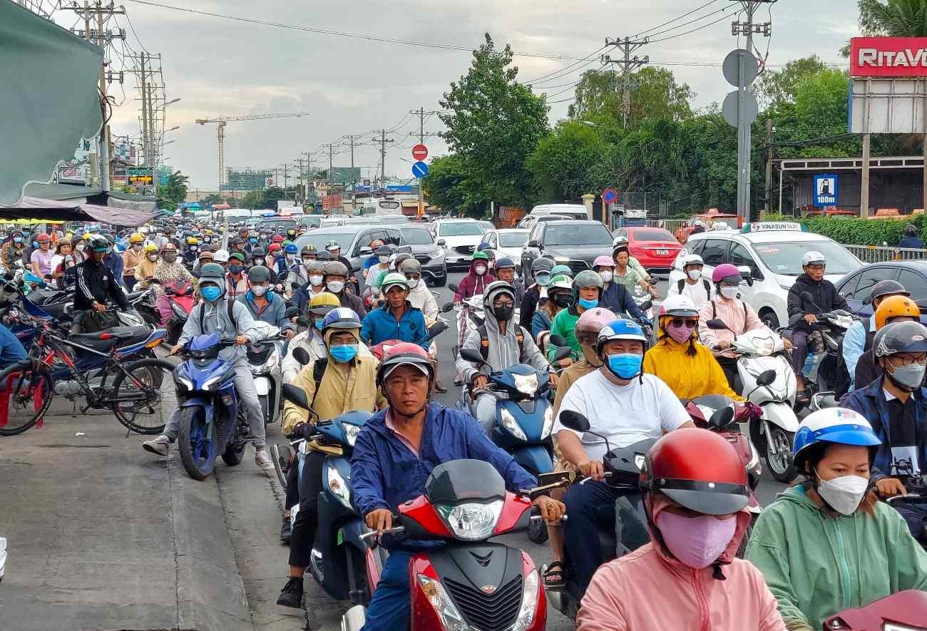 Nguyên nhân do Quốc lộ 13 có 6 làn xe nhưng cầu Ông Dầu chỉ 4 làn, nên tạo thành nút “thắt cổ chai”.