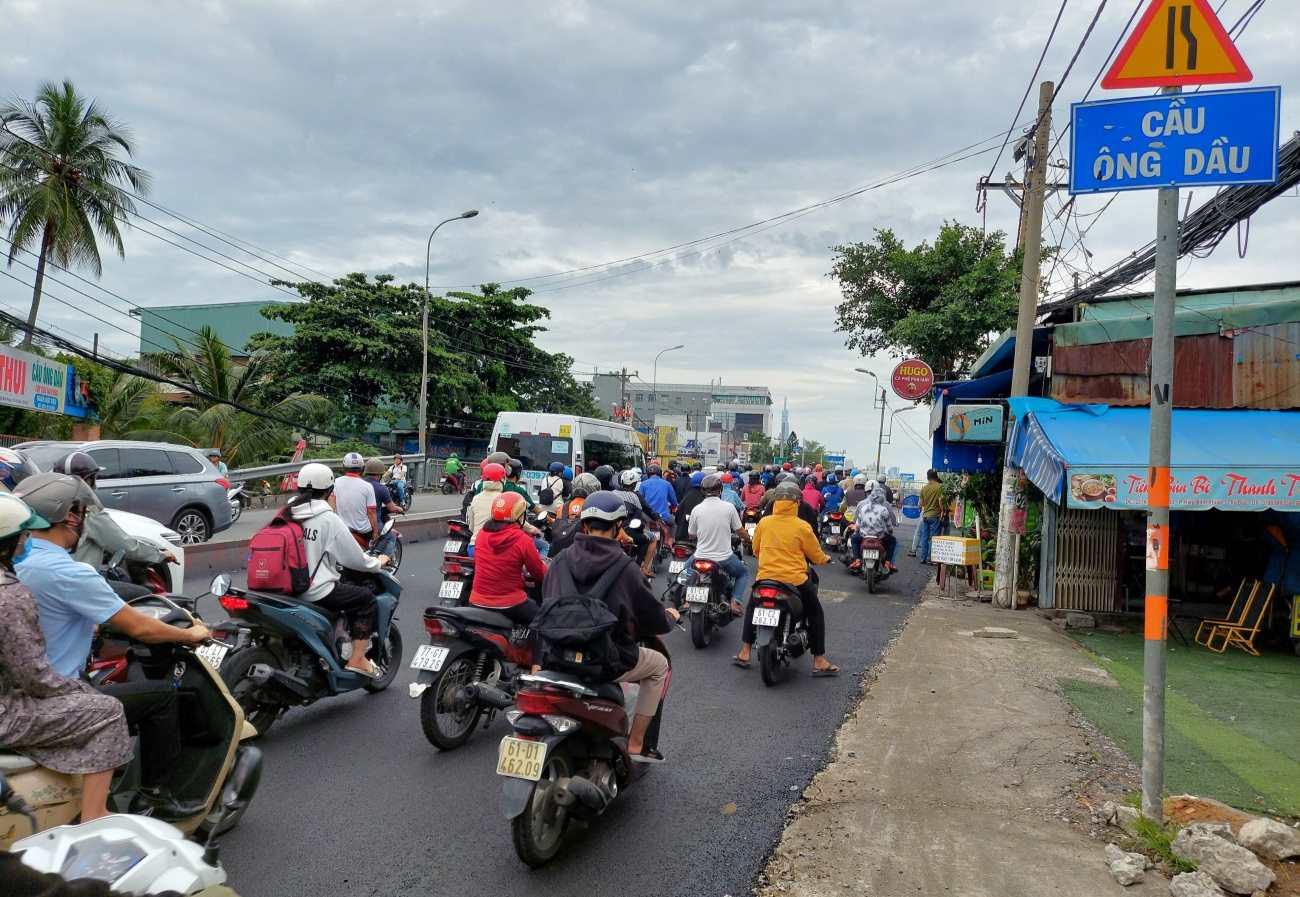 Cầu Ông Dầu tạo thành “nút thắt cổ chai” khiến giao thông trên quốc lộ 13 thường xuyên ùn tắc vào giờ cao điểm.