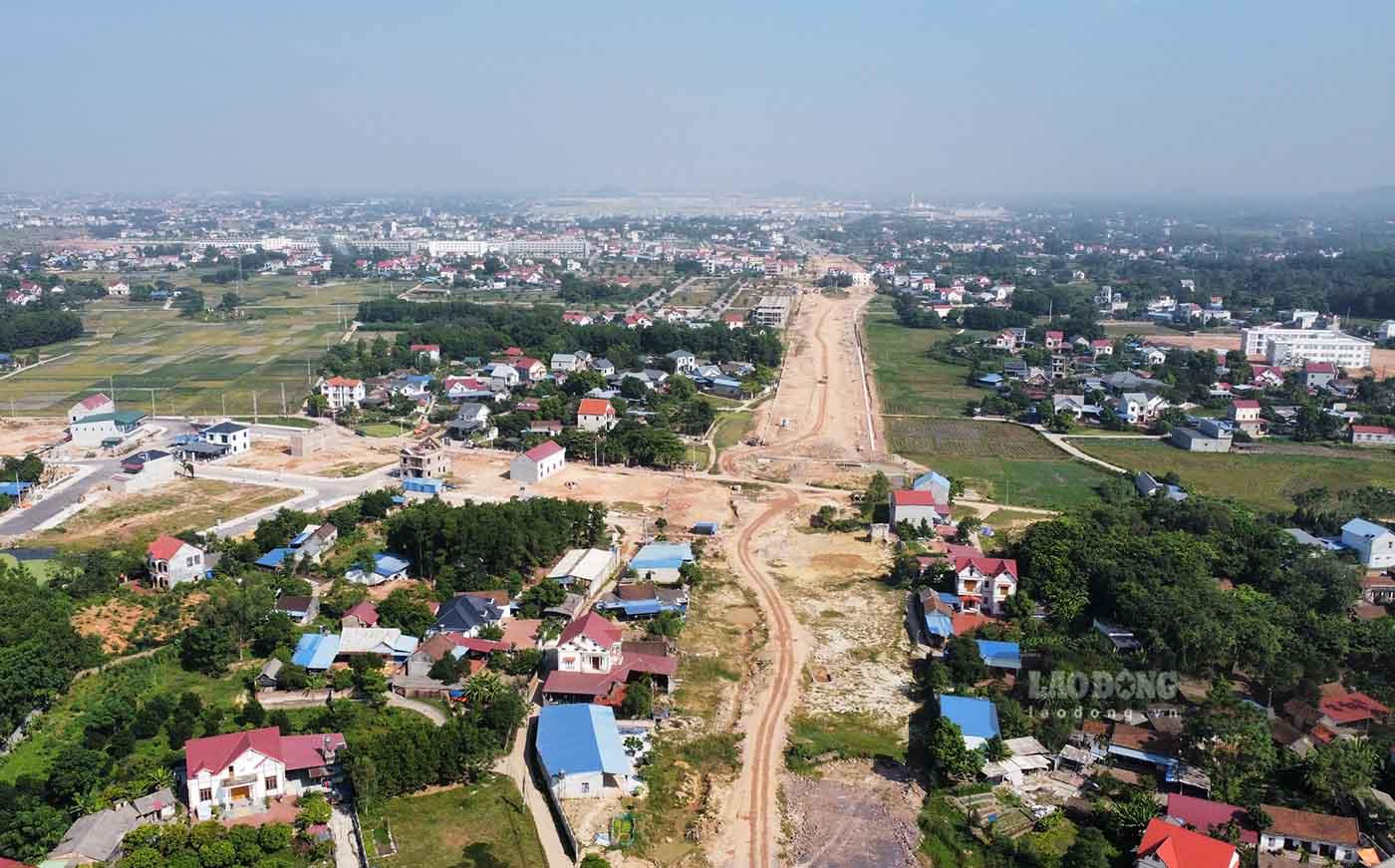 “Khối lượng thi công ước đạt hơn 35%, trong năm 2023 sẽ phấn đầu hoàn thành giải ngân số vốn được giao của dự án tương đương 700 tỉ đồng” - ông Khang cho hay.