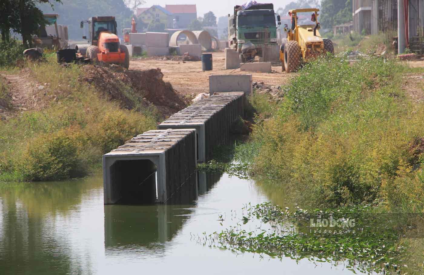 Một số khu vực nền yếu đang được xử lý, chờ san lấp tạo mặt bằng.