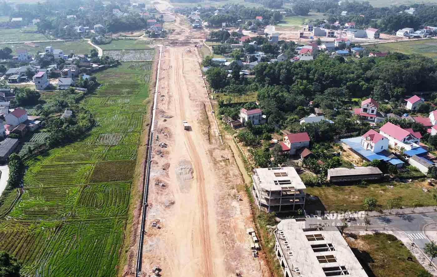 Tại những điểm đoạn đã được bàn giao mặt bằng, nhà thầu triển khai thi công phần nền và các hạ tầng kỹ thuật như cống ngầm, hệ thống thoát nước.