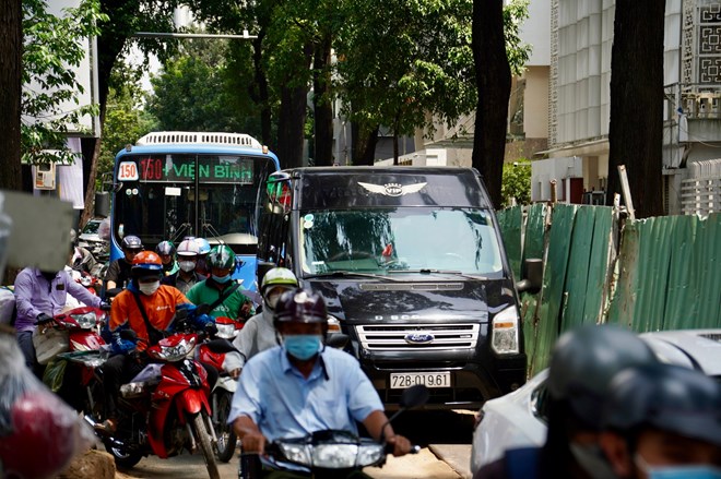 Lô cốt thu hẹp mặt đường, người dân TPHCM vật lộn với kẹt xe mỗi ngày