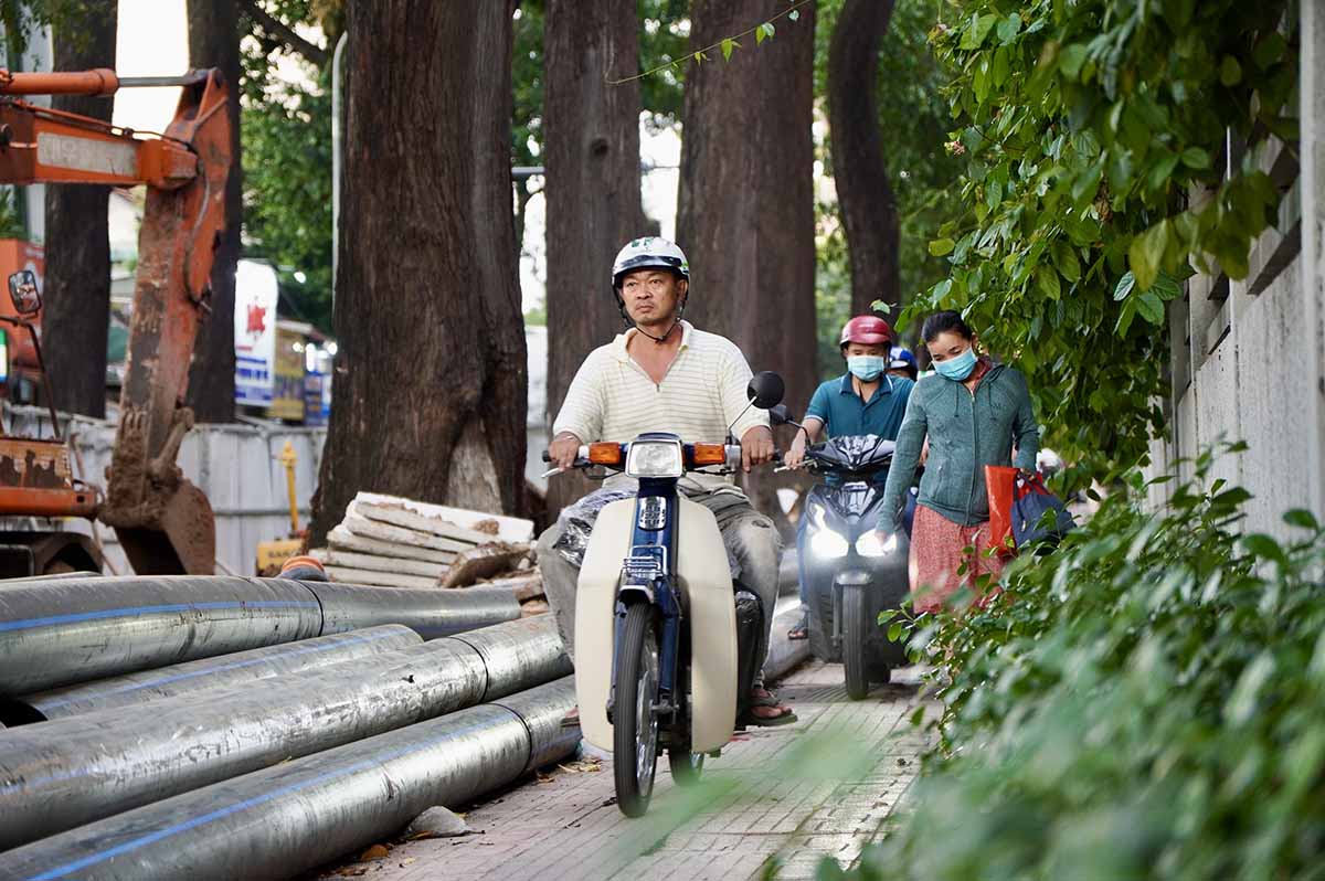 Một số phương tiện khác phải lao lên vỉa hè khiến người đi bộ phải ép sát vào trong.