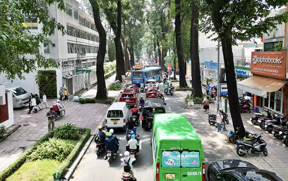 Lô cốt tạo nút thắt cổ chai, nhiều phương tiện phải xếp hàng dài.