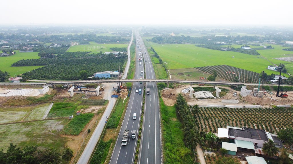 đường Vành đai TP.Tân An phần đường cơ bản hoàn thành, đang khẩn trương hoàn thiện cầu bắc qua sông Vàm Cỏ Tây và cầu qua sông Rạch Chanh, phấn đấu thông xe vào cuối năm 2023.