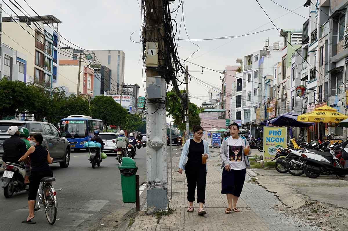 Tuy nhiên, sau 4 tháng khởi công, các công trình điện dọc tuyến đường Cách Mạng Tháng Tám và đường Trường Chinh địa phận Quận 3, quận Tân Bình thuộc phạm vi 2 gói thầu XLĐ1 và XLĐ2 chưa được các nhà thầu di dời.