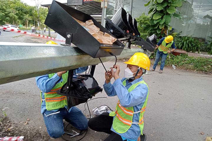 Đơn vị thi công lắp đặt hệ thống đèn tín hiệu. Ảnh: Tạ Quang