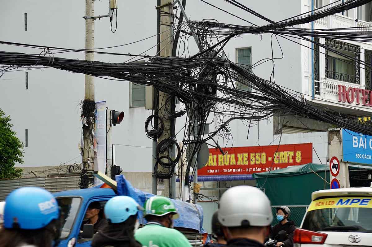 Đường dây điện, cáp quang,... vẫn không có gì thay đổi so với hồi cách đây 4 tháng.