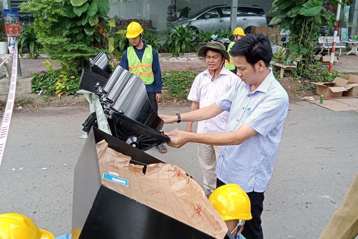 Ông Mai Minh Ngoan - Chánh văn phòng Ban ATGT TP Cần Thơ kiểm tra việc lắp đèn tín hiệu. Ảnh: Tạ Quang