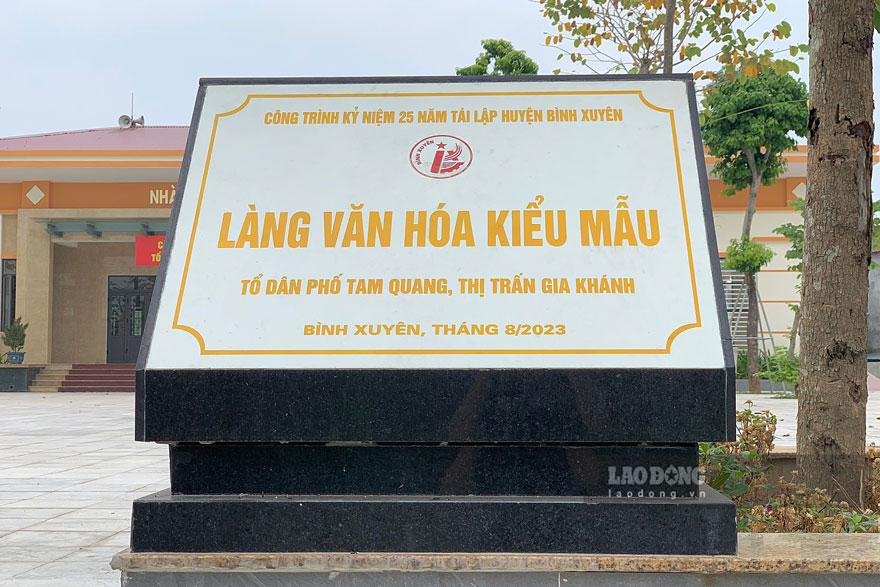 Trong khi đó, Làng Văn hóa kiểu mẫu Tổ dân phố Tam Quang (thị trấn Gia Khánh, huyện Bình Xuyên) có diện tích xây dựng nhà văn hóa, thiết chế thể thao rộng tới 15.000m2; đường làng, ngõ xóm khang trang; cây cối, hoa cỏ ngập tràn xung quanh; khắp nơi “khoác” áo mới bởi những bức tranh bích họa rực rỡ, sống động.