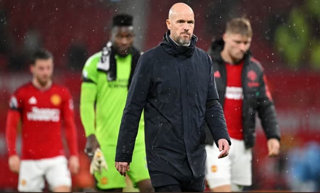 Ten Hag nép vế hoàn toàn so với Pep. Ảnh: The Guardian