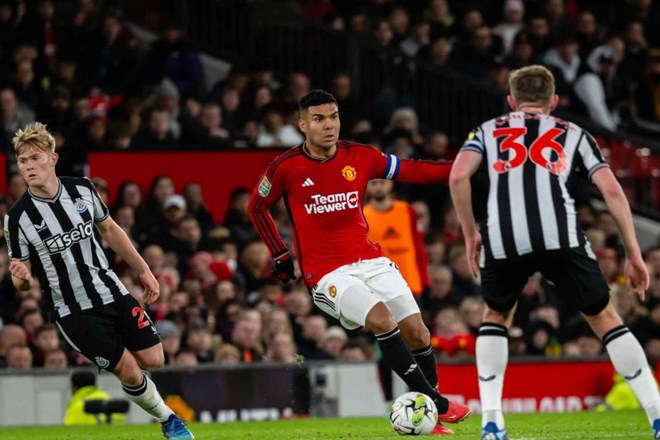 Thua đậm Newcastle, Man United thành cựu vương ở Cúp Liên đoàn