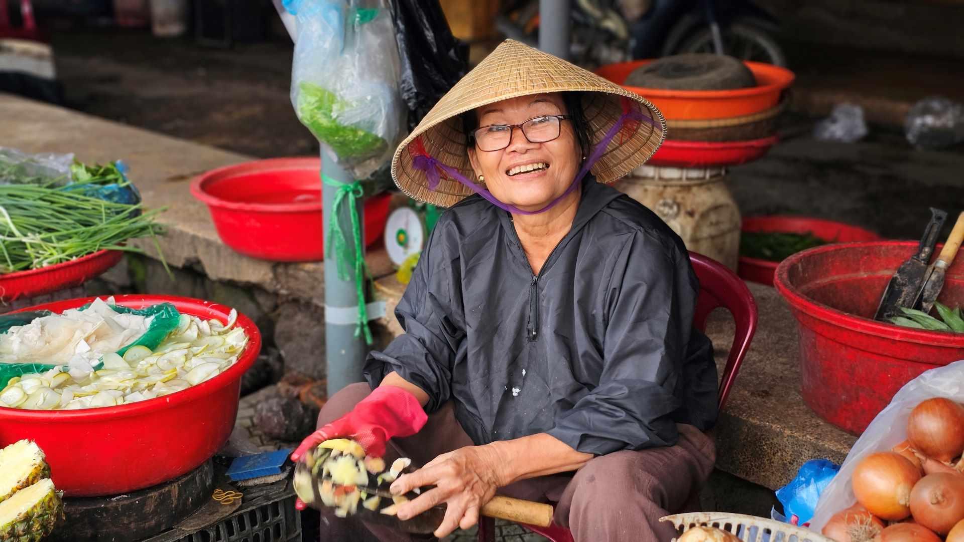 Là ngôi chợ có lượng lưu thông hàng hóa lớn từ các thương nhân và người dân, chợ thường xuyên sầm uất, tấp nập người mua bán từ sáng tận đến chiều tối.