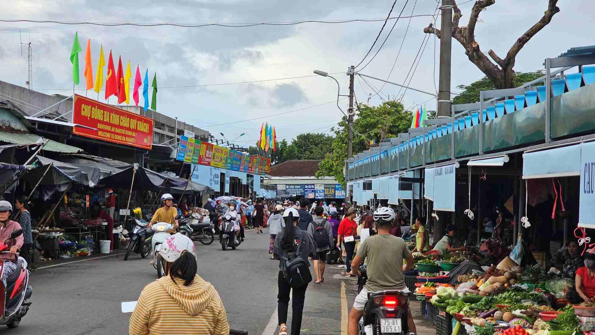 Theo tìm hiểu, dưới thời vua Gia Long, ngôi chợ tọa lạc bên ngoài cửa Chánh Đông (tức cửa Đông Ba) và mang tên gọi Quy Giả Thị. Sau biến cố thất thủ Kinh đô Huế vào năm 1885, ngôi chợ bị thực dân Pháp phá hủy.