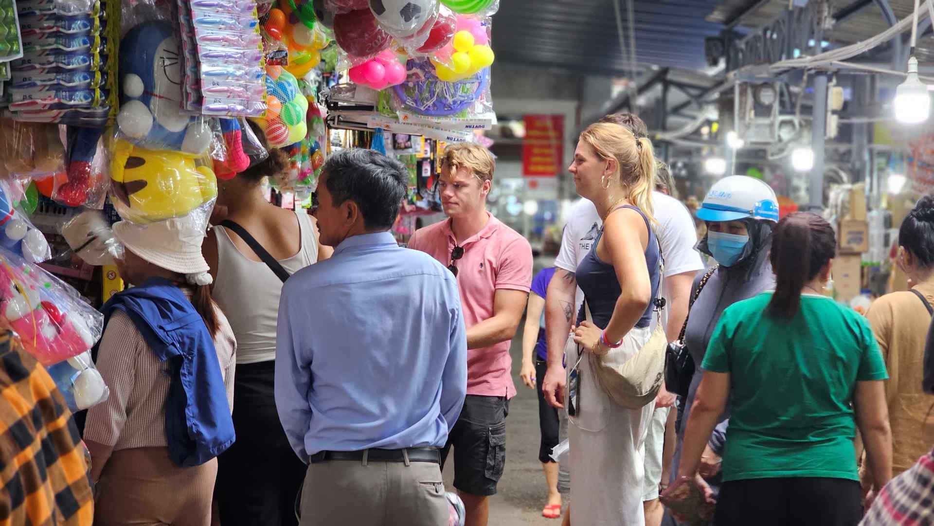 Anh Corentin Jean, một du khách đến từ Pháp chia sẻ: “Tôi biết đến chợ Đông Ba từ internet, qua phương tiện truyền thông tôi thấy rất ổn, khi đã đến vài trải nghiệm thì tôi rất thích không gian, món ăn ở đây. Tuy nhiên, một số món ăn khá cay, tôi chưa thích nghi được với điều đó, đây là một trải nghiệm tốt”.